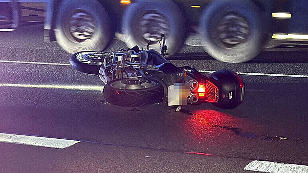 Motorkář nepřežil střet s autem na D1. Dálnice u Prahy je průjezdná