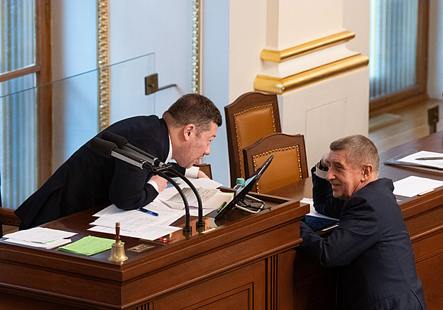 Já se vás nebojím, vy se bojte, řekl Babiš. Ukázal slabost, ubrečený, míní opozice