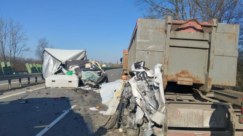 Hrůzná nehoda na D35: Dálnice byla uzavřena. Z dodávky zůstal jen šrot, odhalují snímky