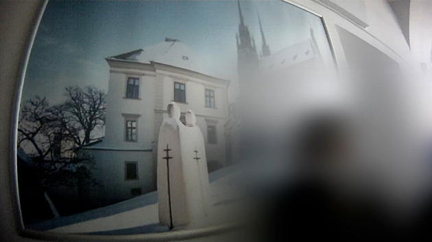 Školačky našly naditou peněženku a odnesly ji na služebnu. Mazec, pronesl strážník