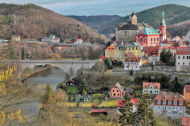 Na cyklostezku pod hradem Loket padají kameny, město chce letos svah zajistit