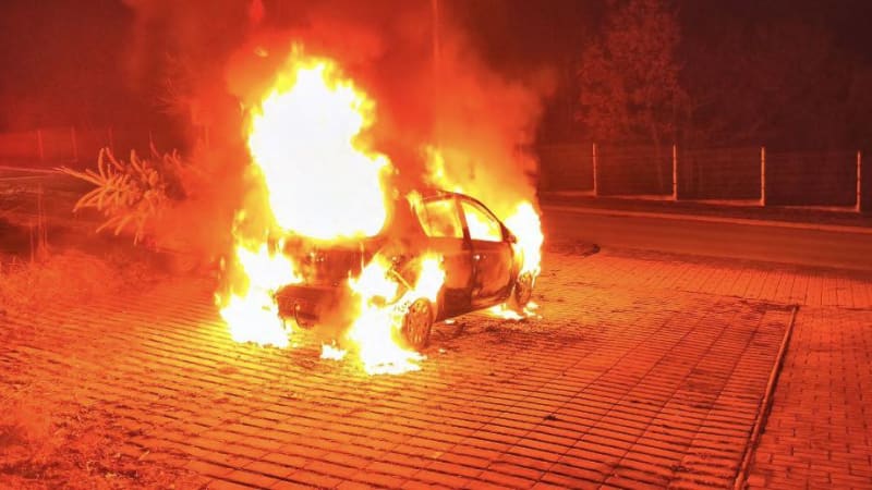Posun v případu žhářského útoku na auto politika z Hluboké: Policie obvinila dva mladé muže