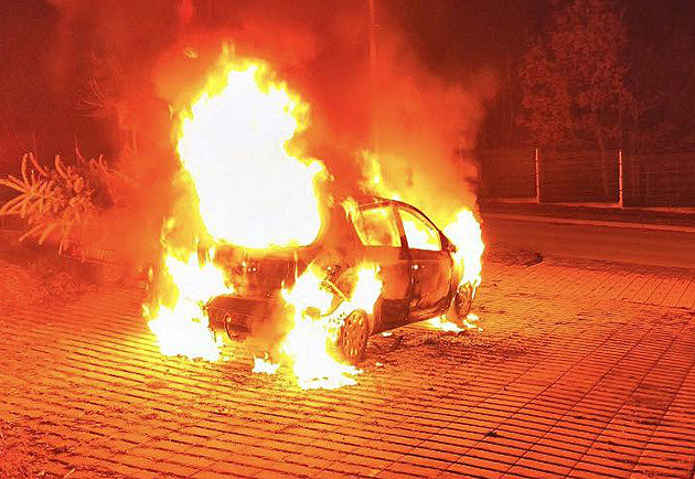 Ze žhářského útoku v Hluboké policie obvinila dva muže. Shořelo politikovo auto