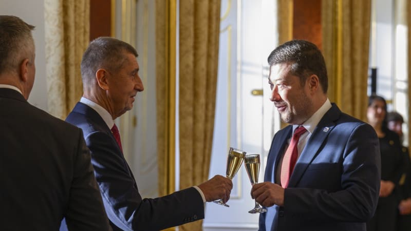 Výroky, které uzrály jako víno: Babišův veletoč s imunitou i Okamurovo ojeté BMW po Pekarové