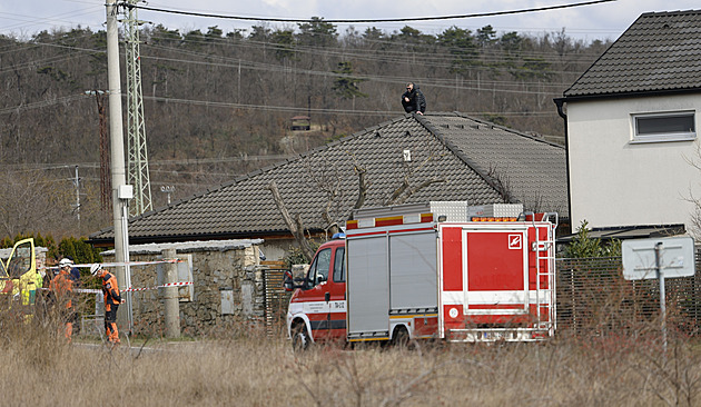 Telefonuje a kouří. Majitel domu určeného k demolici vylezl na střechu, odmítá slézt