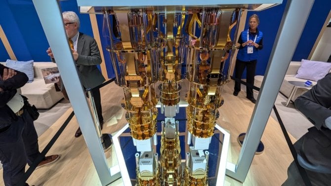 Fotogalerie: Nahlédněte do jednoho z nejrychlejších kvantových počítačů současnosti, který operuje téměř na absolutní nule