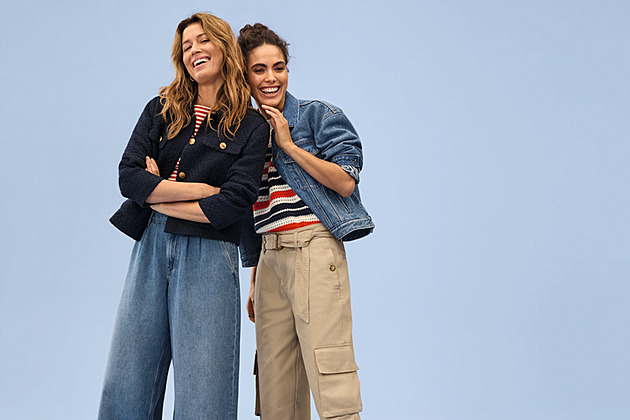 Vítejte v tmavomodrém světě. Džínovinu unosíte odshora až dolů