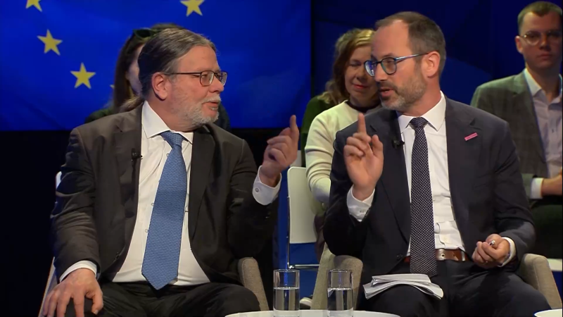 Hádka opozice: Nechte mě domluvit, okřikl Farský Vondru. Neshodli se kvůli úderům USA