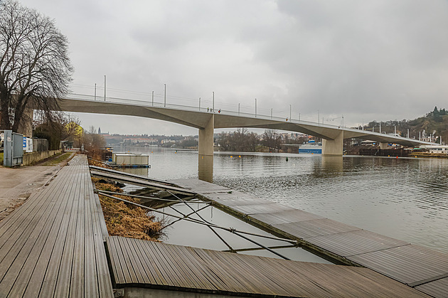 Byla to jen formalita. Dvorecký most dostal definitivní razítko na svůj název