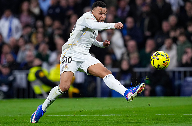 Moje levá. Anebo pravá? Mbappé popírá, že mu v Realu vyšetřili špatnou nohu