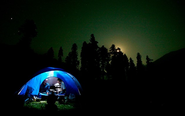 Jak na jarní kempování: Vyberte stan a spacák, co zvládnou dubnovou noc venku