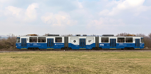 Náhrada za vysloužilé motoráky. AŽD zkouší recyklovanou bateriovou tramvaj