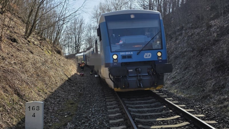 Neštěstí na kolejích: Vlak srazil uprostřed Prahy člověka, provoz na důležité trati stojí