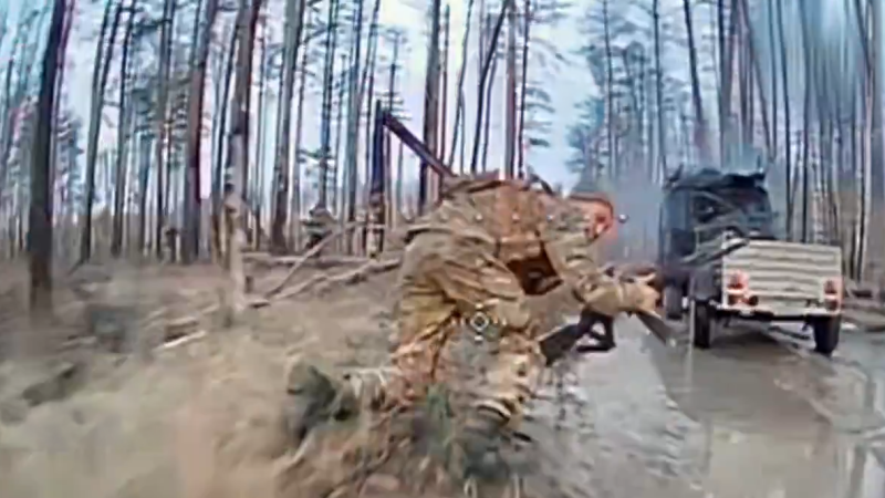 Záběry precizních úderů. Ukrajinci nahánějí ruské okupanty v lese jako divou zvěř
