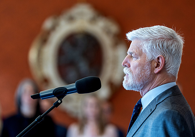 Dětinský způsob válčení, i prezident může vládě znepříjemňovat život, pohrozil Pavel