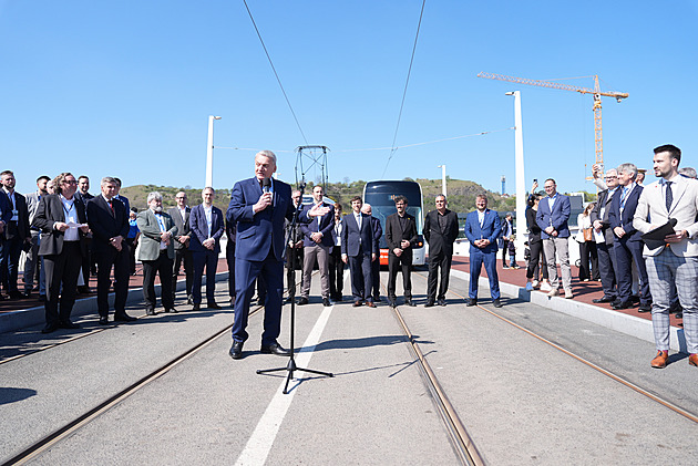 Pražský Dvorecký most se otevřel. Ať bezpečně slouží sto let, přeje si Svoboda