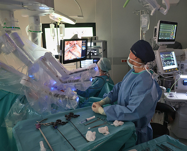 S přesností lidského zápěstí, ale rychleji. V Ostravě spustili robotické operace