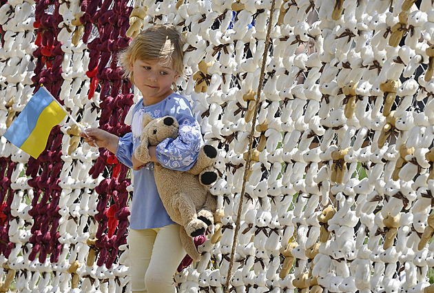 OBRAZEM: Náměstí u Kapitolu zaplnili plyšáci. Připomněli unesené ukrajinské děti