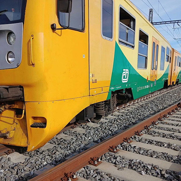 Na Benešovsku vykolejil osobní vlak, strojvedoucího oslnilo slunce