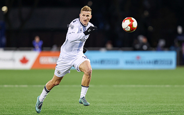 Zavolejte mi, prosím! Fotbalista ukazoval do kamery vizitku, pracuje jako makléř
