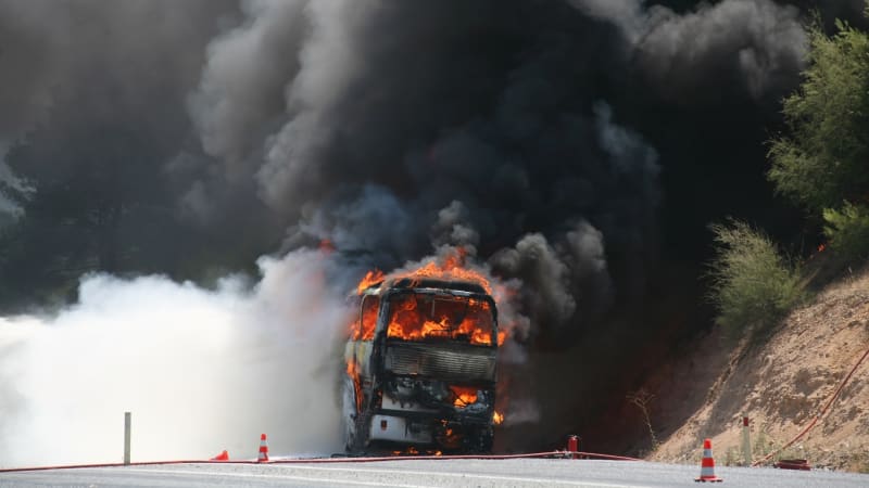 Autobus se změnil v ohnivé peklo: Zemřelo 16 lidí. Katastrofu v Indonésii zachytily kamery