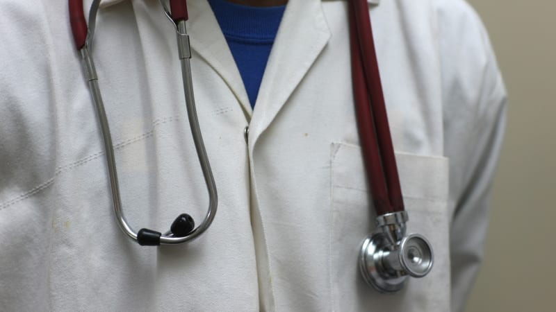 Neurolog z Jesenice měl zneužívat chlapce. Vyvinul jsem vlastní vyšetření, hájí se