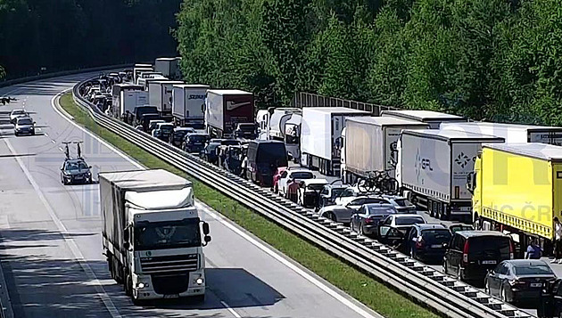 Nehoda a německé svátky. D1 zablokovala kolona kamionů dlouhá 50 kilometrů