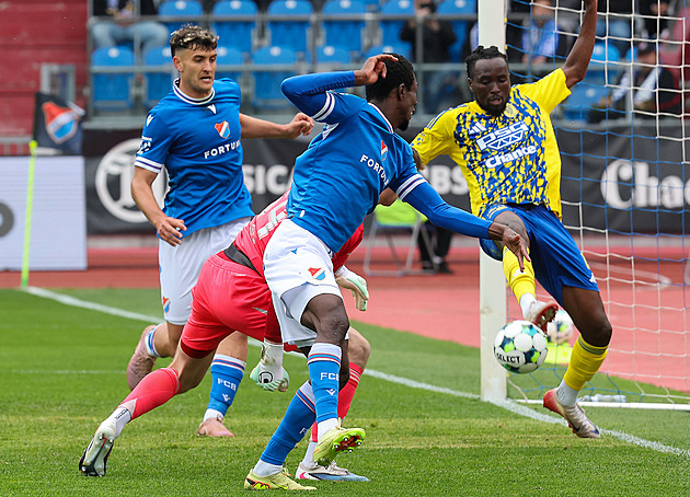 Baník - Zlín 2:0, domácí žijí, pomohl jim vlastní gól i červená pro soupeře