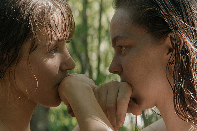 Je ti teplo a dole máš mravenčení. Film Co je ti, holka? zkoumá téma dívčí sexuality