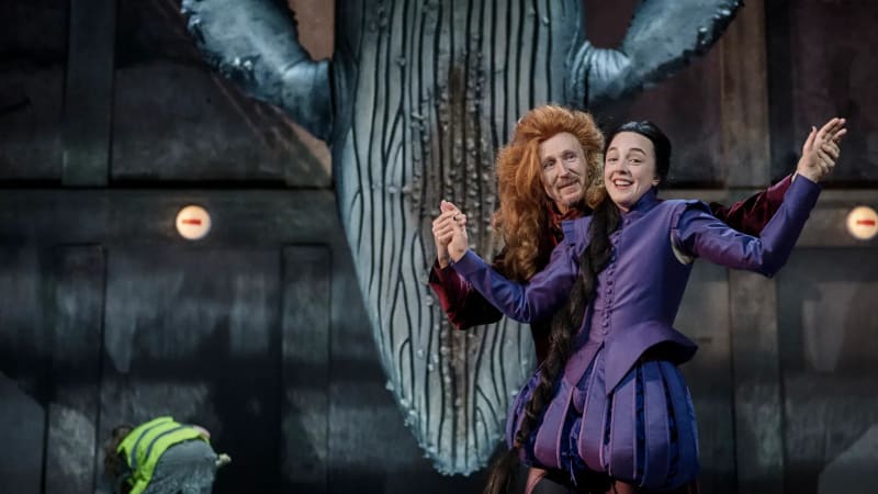 „Crazy“ Shakespeare v Národním: Plejtvák, zpěv i šílení z lásky. To zná každý, říká Barešová
