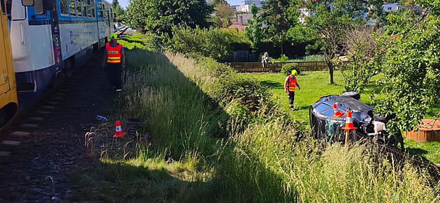 Náctiletý řidič zkolaboval a auto na přejezdu převrátil do cesty přijíždějícímu vlaku