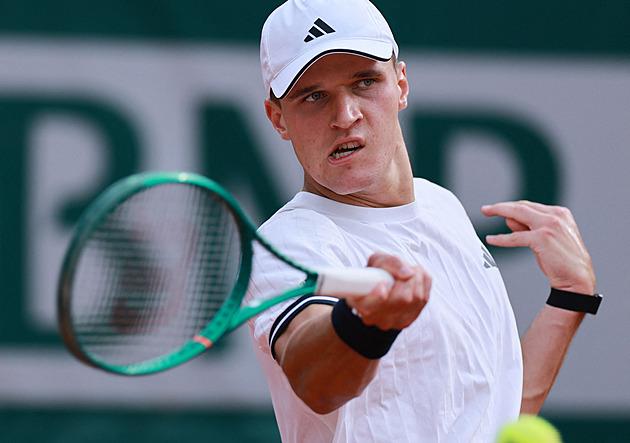 Roland Garros ONLINE: Menšík v boji o osmifinále otáčí a vede, Muchová končí