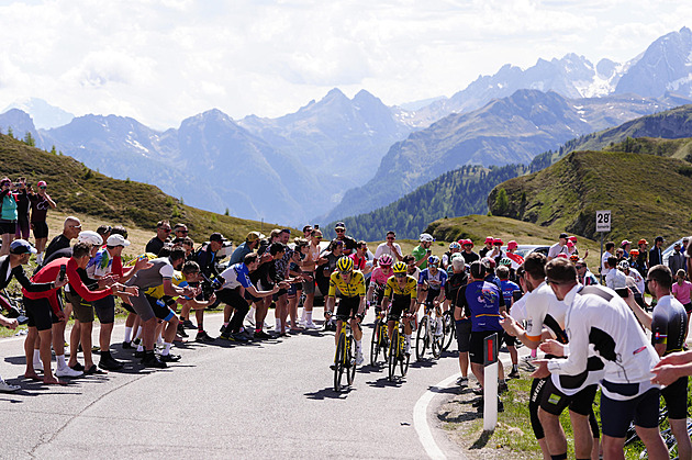 Giro ONLINE: Horské finále. Peloton před sebe pouští sedmičku jezdců