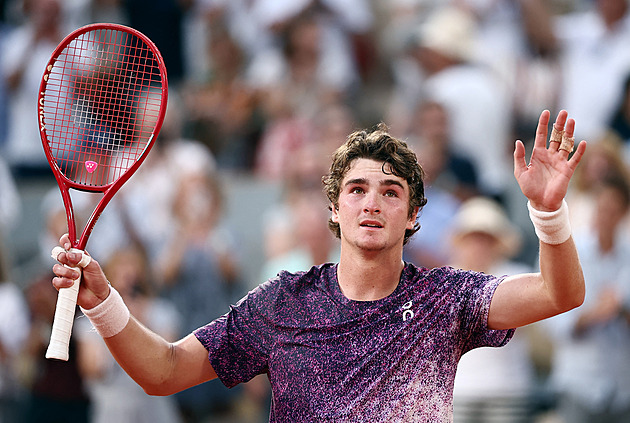 Djokoviče zmrazil o dvacet let mladší nebojsa. A v Paříži se zrodí nový šampion