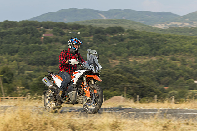 Na summit motorkou? Bavilo by mě to, ale nechci trollit, řekl prezident Pavel