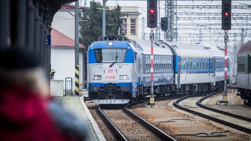 Náklaďák strhl trolej: Železniční koridor u Kolína stojí, vlaky na Prahu nabírají zpoždění