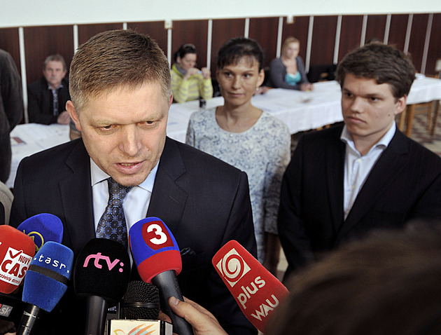 Ficův syn vydělává na státu, čílí se opozice. Vše je čisté jako oko Boží, hájí se premiér