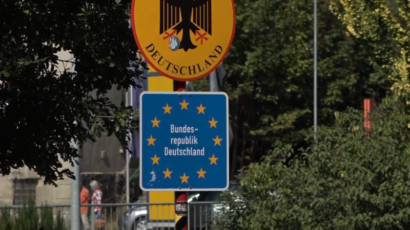 Hotové peníze, kanystry i nože. Podívejte se, za co všechno můžete v zemích EU dostat pokutu