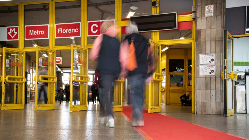 Metro v Praze zastavil smrtelný pád muže do kolejiště. Ve špičce stál provoz dvě hodiny