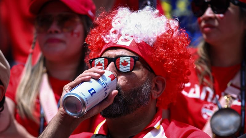 Kolik stojí pivo na MS? Češi zaplatí i méně než doma, v Americe stojí ale šestkrát tolik