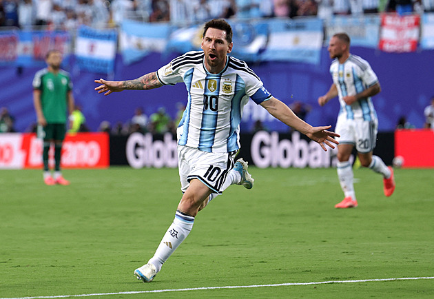 ONLINE: Argentina - Alžírsko 1:0. Nejdřív dvakrát zasáhl VAR, pak udeřil opět Messi