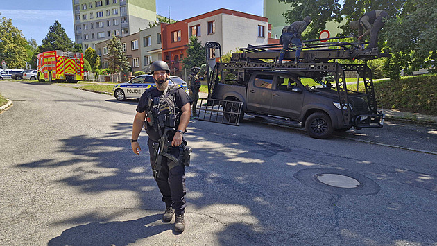 Střelce z ostravského sídliště našla policie mrtvého. Postřelenou ženu operují