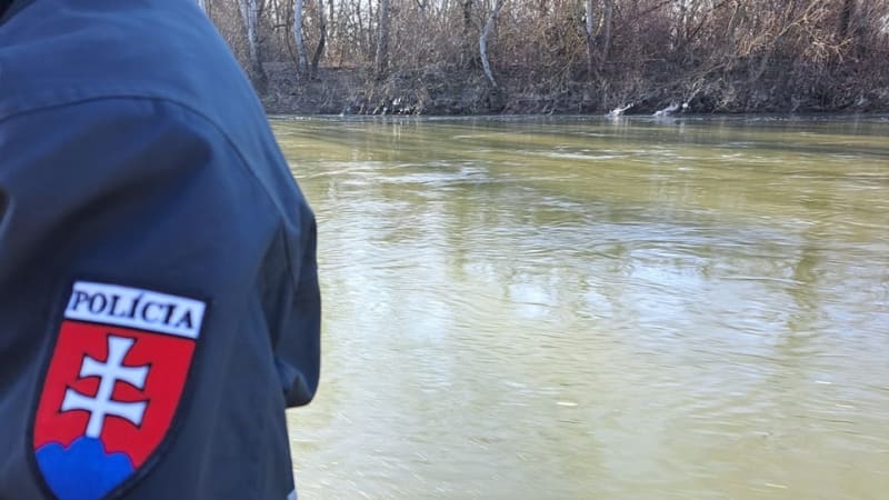 Tragédie u řeky: Z vody vytáhli tělo sedmileté holčičky. Slovenská policie zjišťuje okolnosti
