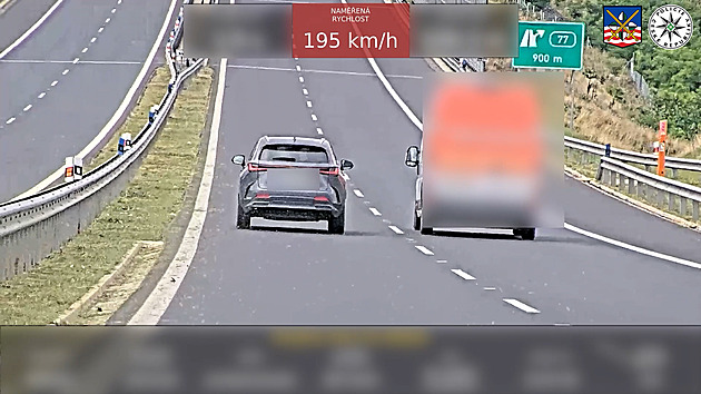 Kolem dálniční policie prosvištěl řidič luxusního SUV téměř dvoustovkou