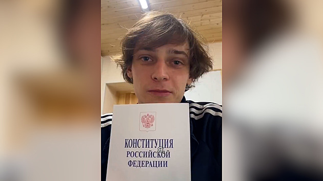 Nejste můj prezident, vzkázal Putinovi mladý herec. Po pár hodinách to vzal zpět