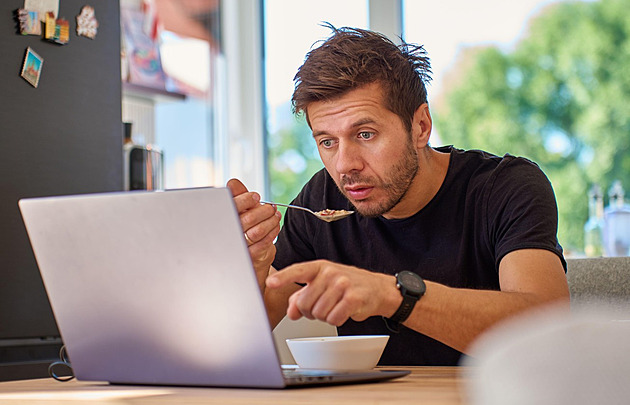 Lajky, závist a úzkost: Internet řídí naše emoce. Jak tomu čelit?