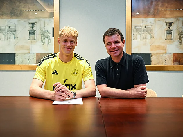 Horníčkův obří skok. Nejdražší gólman léta je Čech, Newcastle ho bere jako jedničku
