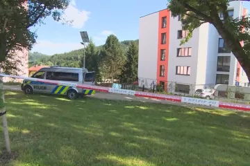 Policie vyšetřuje násilný čin v Tanvaldu, bodná zranění při něm utrpěli tři lidé