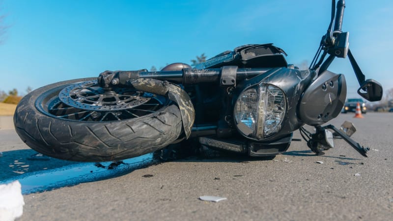 Zemřel už před příjezdem záchranářů. Motorkář na Znojemsku nezvládl zatáčku