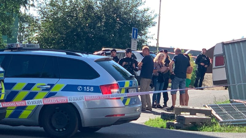 Útok v Tanvaldu: Pachatel měl pobodat tři lidi, na místě zasahovala policie